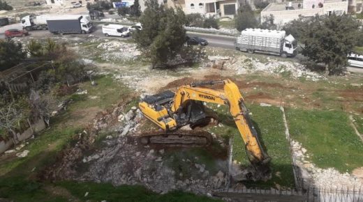 الاحتلال يهدم منزلا وبئر مياه ويجرف 105 دونمات في محافظة الخليل