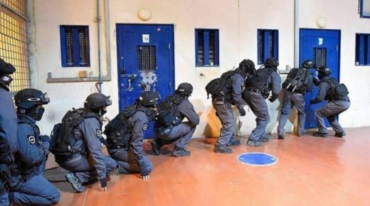 نادي الأسير يحذر من تنفيذ عملية قمع واسعة بحقّ الأسرى في سجن “نفحة”