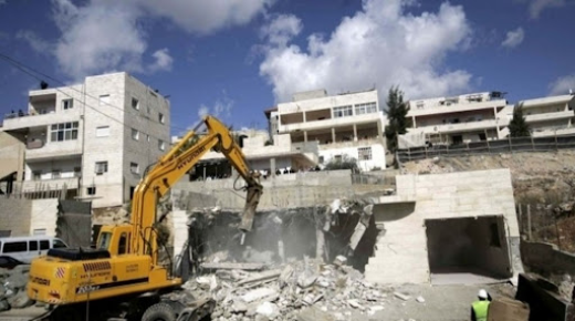الاحتلال يهدم مركزاً طبيّاً ويحاصر شقة لهدمها في القدس