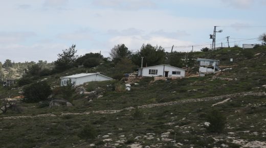 مستوطنون يشرعون بشق طريق استيطانية غرب بيت لحم