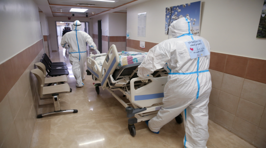 “الصحة الإسرائيليّة” تدرس استمرار عمل أطباء وممرضين مصابين بـ كورونا
