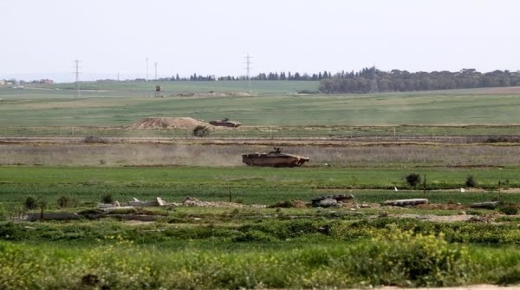 الاحتلال يستهدف المزارعين شرق دير البلح والصيادين في بحر غزة