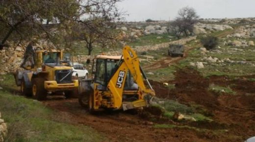 الاحتلال يخطر بوقف البناء في منشأتين زراعيتين ويجرف أراضي في محافظة قلقيلية