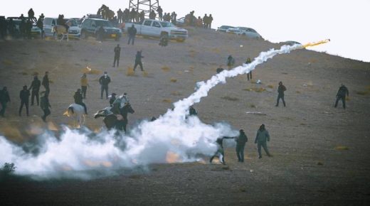 إصابات واعتقالات خلال قمع الشرطة الإسرائيلية تظاهرة حاشدة في النقب
