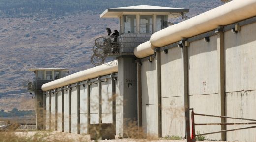 أسرى “نفحة” يرفضون الخضوع للتفتيش عند الخروج غدا لصلاة الجمعة