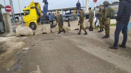 الخليل: الاحتلال يغلق مدخل بيت عوا ويحتجز عشرات المركبات والمارة