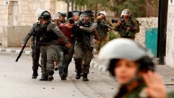 الاحتلال يعتقل شابين من بلدة الطور