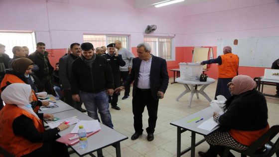 قلقيلية: المحافظ يتفقد عدداً من مراكز الاقتراع في مدينة قلقيلية.