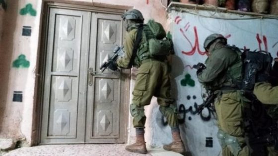 هآرتس: تعليمات لجنود الاحتلال بجمع معلومات عن 50 مواطن فلسطيني يوميا