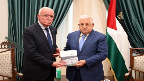 الرئيس يتسلم دراسة حول القدرات الفلسطينية في الدول النامية والتقرير السنوي لصندوق الاستثمار