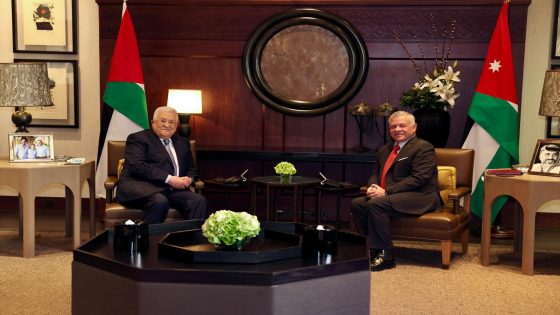 الرئيس محمود عباس يجتمع مع العاهل الأردني