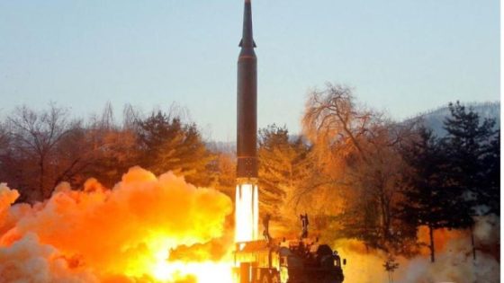 اليابان توسع عقوباتها على كوريا الشمالية بعد تجاربها الصاروخية