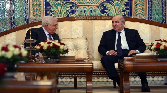 الرئيس يشيد باتصال مع نظيره الجزائري بجهود الجزائر في لم الصف الفلسطيني