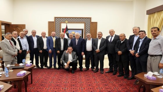 الرئيس خلال لقائه أمناء سر أقاليم حركة "فتح" في المحافظات الشمالية