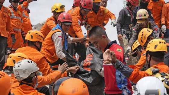 رجال الإنقاذ يسابقون الزمن بحثا عن ضحايا تحت أنقاض زلزال إندونيسيا