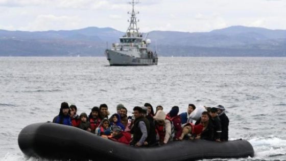 اليونان تحاول إنقاذ 500 مهاجر قبالة شواطئها… و«الرياح العاتية» تعرقلها