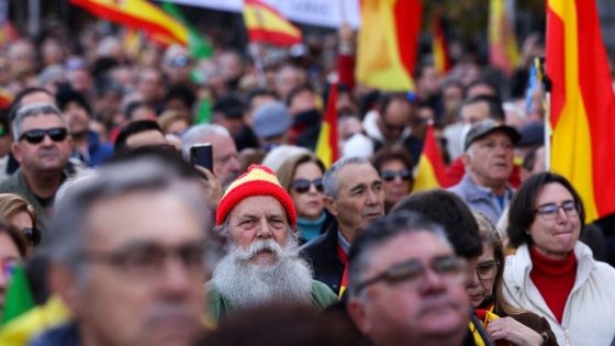 اسبانيا..انصار حزب “فوكس” المتطرف يتظاهرون ضد الحكومة