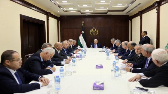 الرئيس محمود عباس خلال ترؤسه اجتماع اللجنة التنفيذية