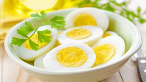 فوائد تناول البيض المسلوق يوميا ١٧ فائدة تحميك من المرض والدواء