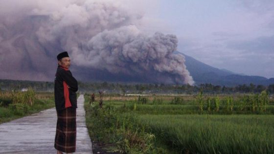 ثوران بركان سيميرو في إندونيسيا… واليابان تحذر من «تسونامي»