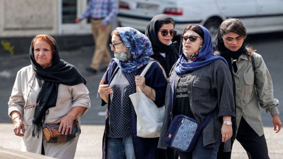عجز في مواجهة الإحتجاجات..إيران تعلن عن مراجعة قانون الحجاب