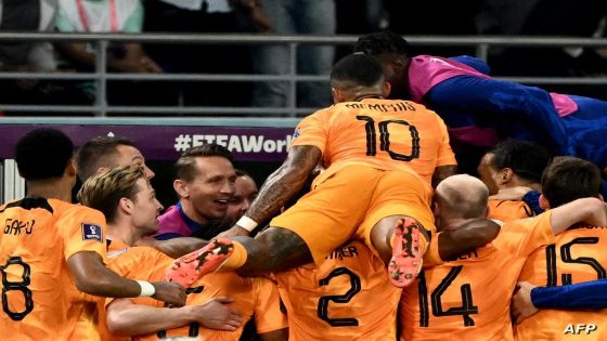 Netherlands' players celebrate scoring their team's second goal during the Qatar 2022 World Cup round of 16 football match between the Netherlands and USA at Khalifa International Stadium in Doha on December 3, 2022. (Photo by Jewel SAMAD / AFP)