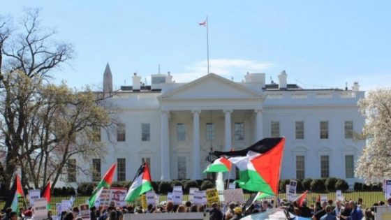 تظاهرة مؤيدة لفلسطين خلال زيارة نائب الرئيس الأميركي لجامعة ميتشيغان