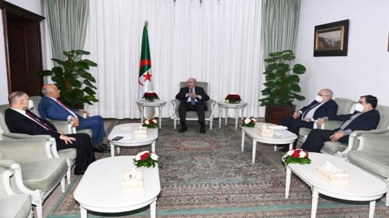 الرئيس الجزائري لدى استقباله الرجوب