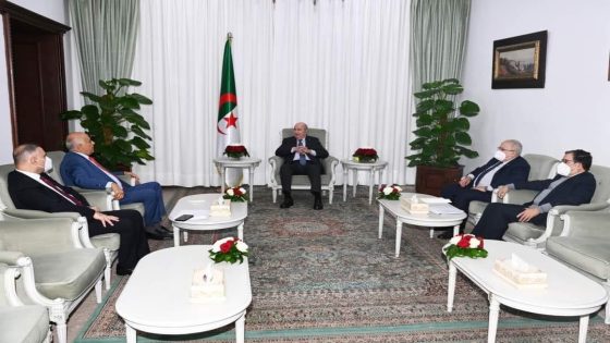الرئيس الجزائري لدى استقباله الرجوب
