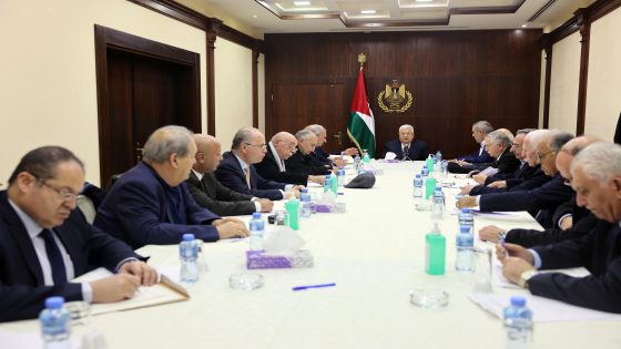 الرئيس محمود عباس خلال ترؤسه اجتماع اللجنة التنفيذية لمنظمة التحرير