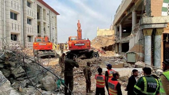 باكستان: 100 قتيل في تفجير مسجد الشرطة… والأسر تبحث عن ذويها
