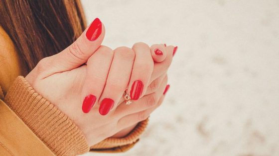 6 أسباب محتملة للشعور ببرودة اليدين والقدمين