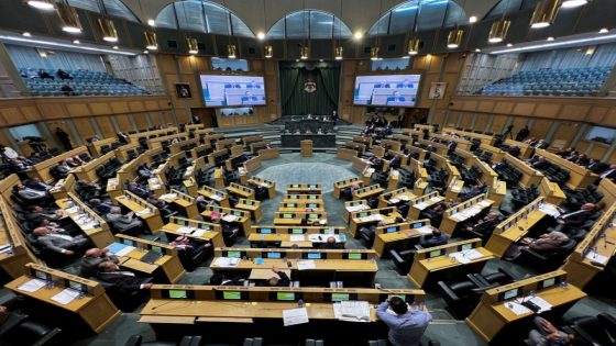 قانون الموازنة في الأردن يعمق الفجوة بين البرلمان والحكومة