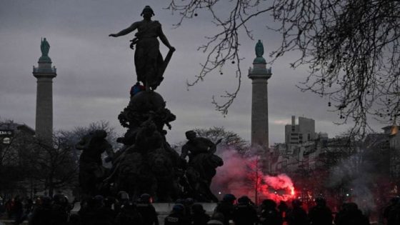مجلس الشيوخ الفرنسي يمرر مشروع قانون إصلاح معاشات التقاعد مع اندلاع احتجاجات جديدة