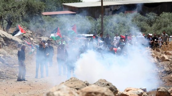 إصابات بالاختناق جراء قمع الاحتلال مسيرة بيت دجن شرق نابلس