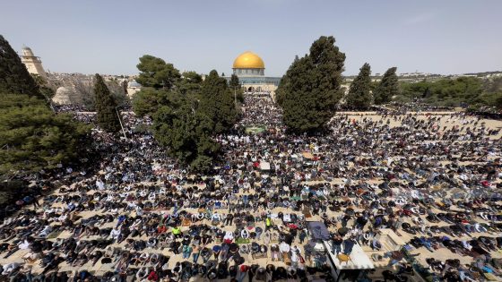 100 ألف يؤدون صلاة الجمعة الأولى من شهر رمضان في المسجد الأقصى