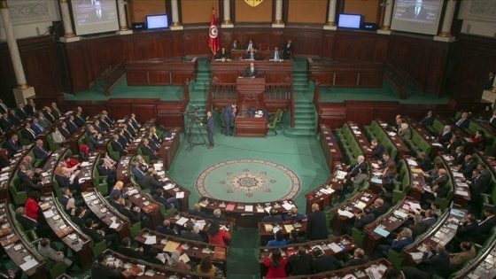 برلمان تونس يعود للعمل مجددا