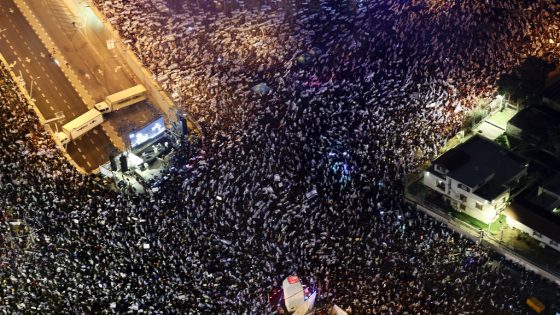 This aerial view shows people protesting in Tel Aviv against the government's controversial judicial overhaul bill, on March 25, 2023. (Photo by AHMAD GHARABLI / AFP)