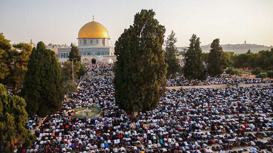 Thousands of Palestinians attend Eid prayers at the Al Aqsa Mosque, in Jerusalem's Old City, marking the muslim holiday of Eid al-Adha, July 20, 2021. Photo by Jamal Awad/Flash90 *** Local Caption *** פלסטינאי
עיד אלאדחא
עיד אל אדחא
ערבי
ערבים
מוסלמי
מוסלמים
חג
תפילה
הר הבית