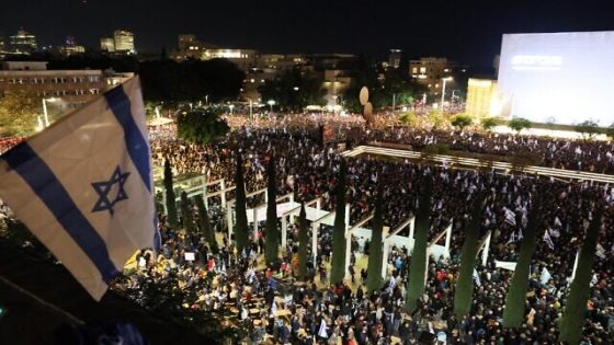 Israeli left wing protesters attend a rally against Prime Minister Benjamin Netanyahu's new hard-right government in the coastal city of Tel Aviv on January 14, 2023. - Netanyahu, already Israel's longest-serving prime minister, returned to power in late December to head the most right-wing government in the country's history. (Photo by JACK GUEZ / AFP)