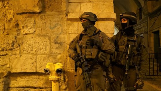الاحتلال يصيب شابا بالرصاص ويغلق القدس القديمة