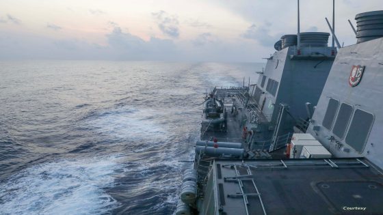 مدمرة أميركية تبحر في بحر الصين الجنوبي
