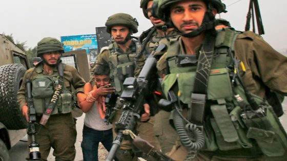 الاحتلال يعتقل 13 مواطنًا في الضفة الغربية