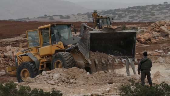 الاحتلال يواصل تجريف اراض في قرية دير الحطب