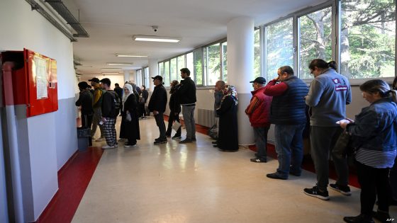 Voters queue to cast their votes at a polling station in Istanbul on May 14, 2023, for parliamentary and presidental elections in Turkey. - Turkey is voting in a momentous election that could extend President Recep Tayyip Erdogan's 21-year grip on power or put the mostly Muslim nation on a more secular course. (Photo by OZAN KOSE / AFP)