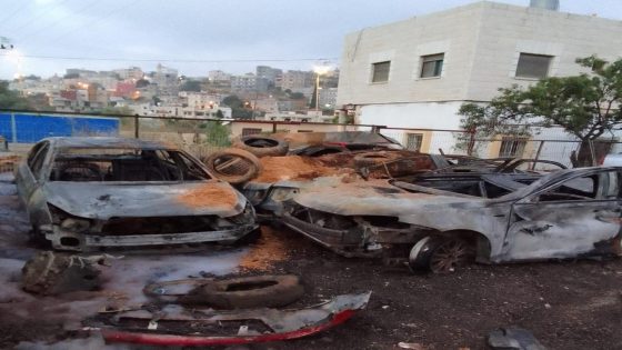 رام الله: مستوطنون يحرقون مركبات ويحطمون محلات تجارية في اللبن الغربي
