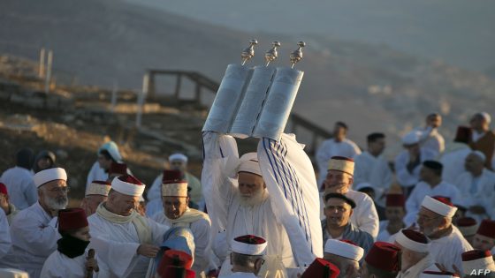 Samaritans pray on top of Mount Gerizim, near the northern West Bank city of Nablus, during celebrations for the holiday of Sukkot (the Tabernacles Feast), which marks the exodus of the ancient Hebrew people from Egypt, on October 4, 2017. Samaritans are a community of a few hundred people living in Israel and in the Nablus area, who trace their lineage to the ancient Israelites Moses led out of Egypt / AFP PHOTO / JAAFAR ASHTIYEH