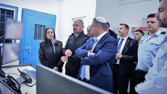المتطرف “بن غفير” يقوم بزيارة استفزازية لسجن النقب