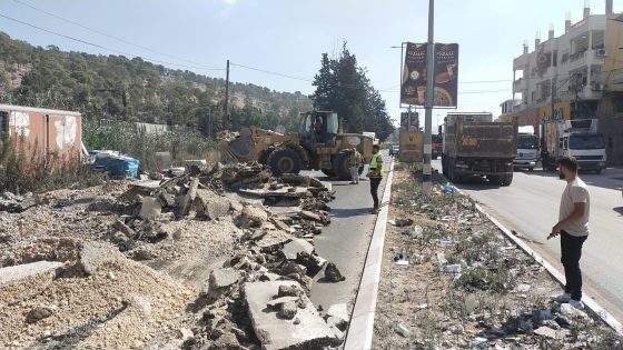 الأشغال العامة تباشر بإزالة آثار عدوان الاحتلال على مخيم نور شمس