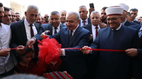 اشتية يفتتح المبنى الجديد لكلية العلوم الإسلامية في الظاهرية